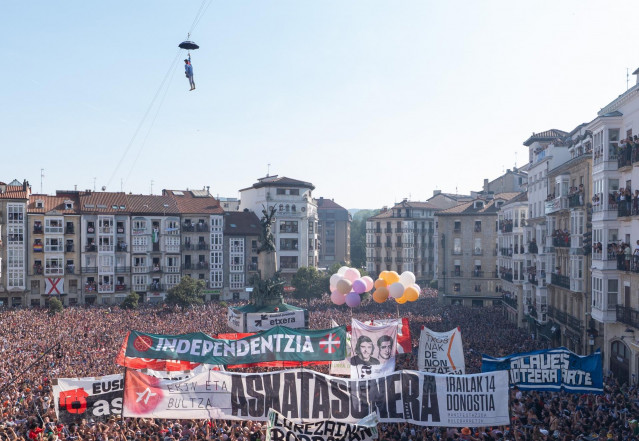 Carteles de apoyo a presos de ETA en la bajada del Celedón que da incio a las fiestas de Vitoria