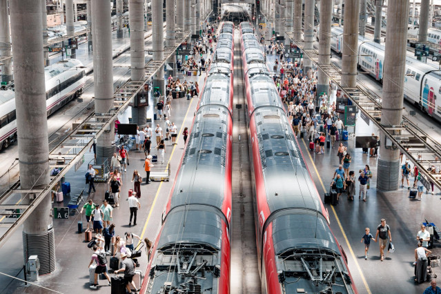 Archivo - Varias personas en los uno de los andenes de la estación Puerta de Atocha-Almudena Grandes, durante la primera operación salida del verano 2025, en Madrid (España)