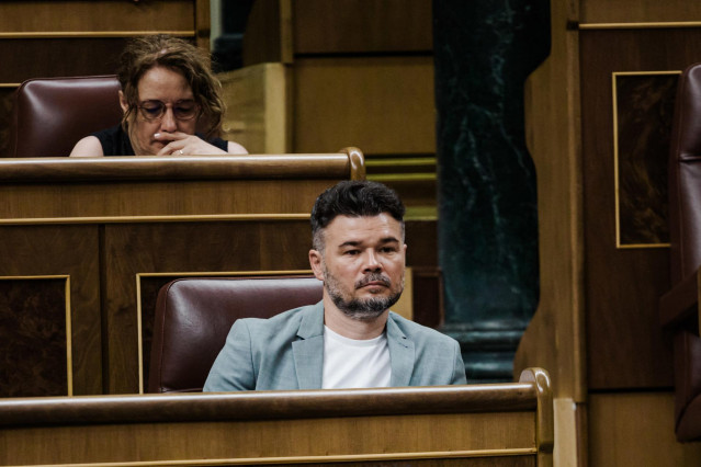 Archivo - El diputado de ERC, Gabriel Rufián, durante la celebración en el Congreso de los Diputados de una sesión plenaria, a 19 de junio de 2025, en Madrid (España).