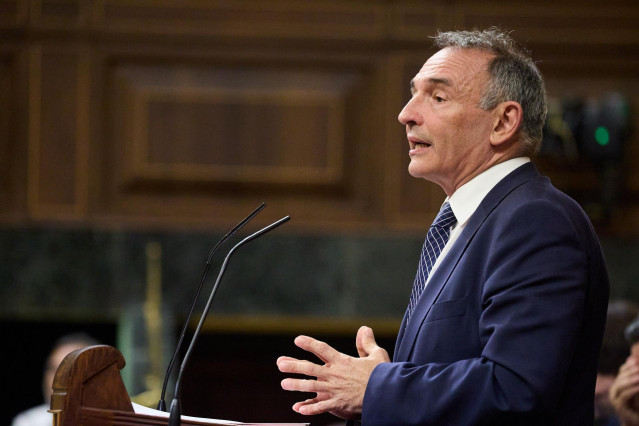 El diputado de Sumar Enrique Santiago durante un pleno extraordinario, en el Congreso de los Diputados, a 9 de julio de 2025, en Madrid (España).