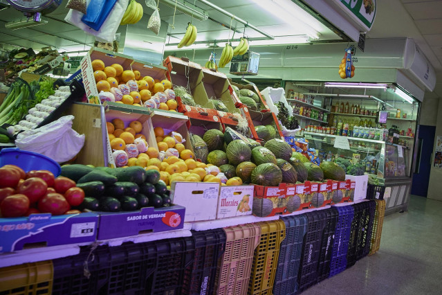 Archivo - Un estante de hortalizas y frutas en el Mercado Municipal de Pacífico, a 6 de agosto de 2022, en Madrid (España). El encarecimiento de los alimentos básicos pone en el punto de mira la calidad de la nutrición, en un momento en el que la inflació