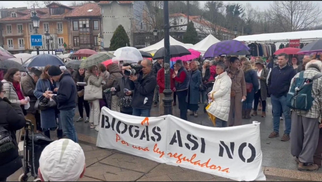 Archivo - Foto de archivo de una concentración contra la planta de biogás de Cabezón de la Sal