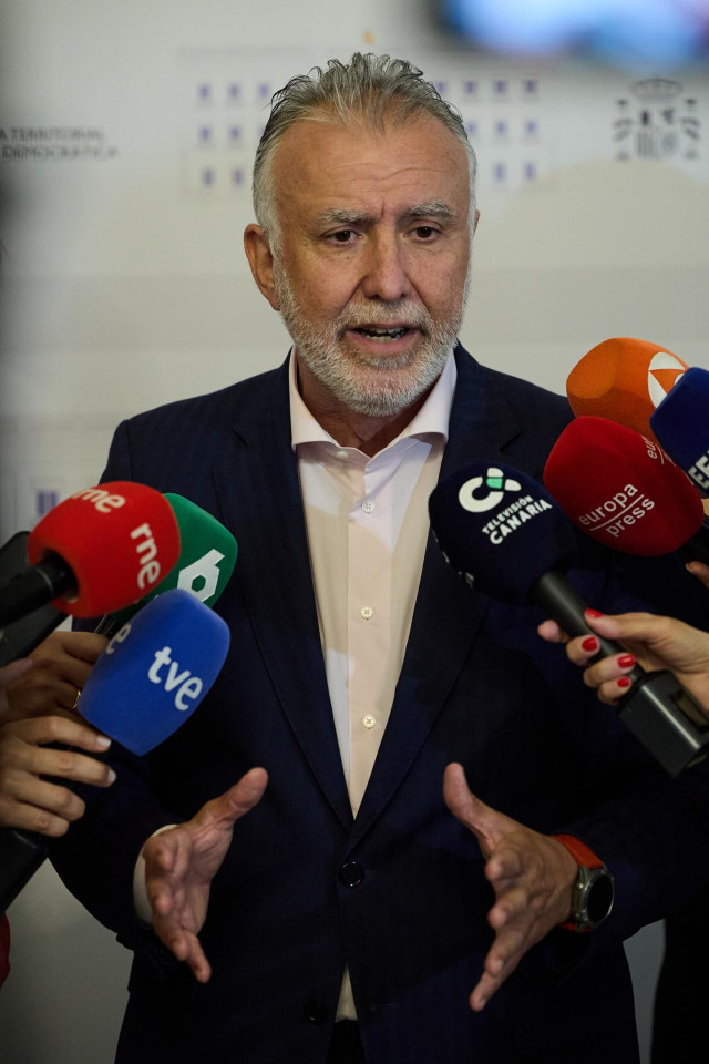 El ministro de Política Territorial y Memoria Democrática, Ángel Víctor Torres, atiende a los medios de comunicación tras una reunión en la sede del Ministerio, a 16 de julio de 2025, en Madrid (España).