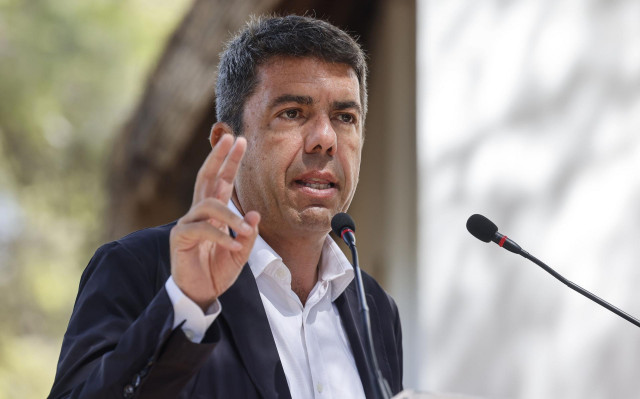 El presidente de la Generalitat valenciana, Carlos Mazón, durante la presentación de la Red de Parques Metropolitanos, en el Centro de Recuperación de Fauna ‘La Granja de El Saler’