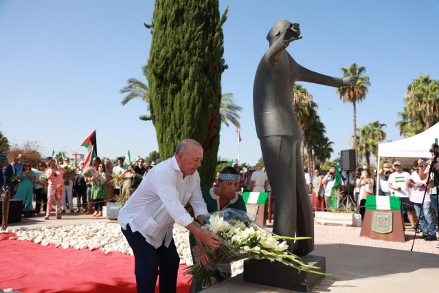Archivo - Imagen de 2024 del presidente de la Fundación Blas Infante, Javier Delmás Infante, durante la ofrenda floral al monumento que recrea el fusilamiento de su abuelo, Blas Infante, padre de la Patria andaluza.