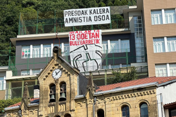 Carteles pidiendo la amnistia para los presos en un colegio de San Sebastián