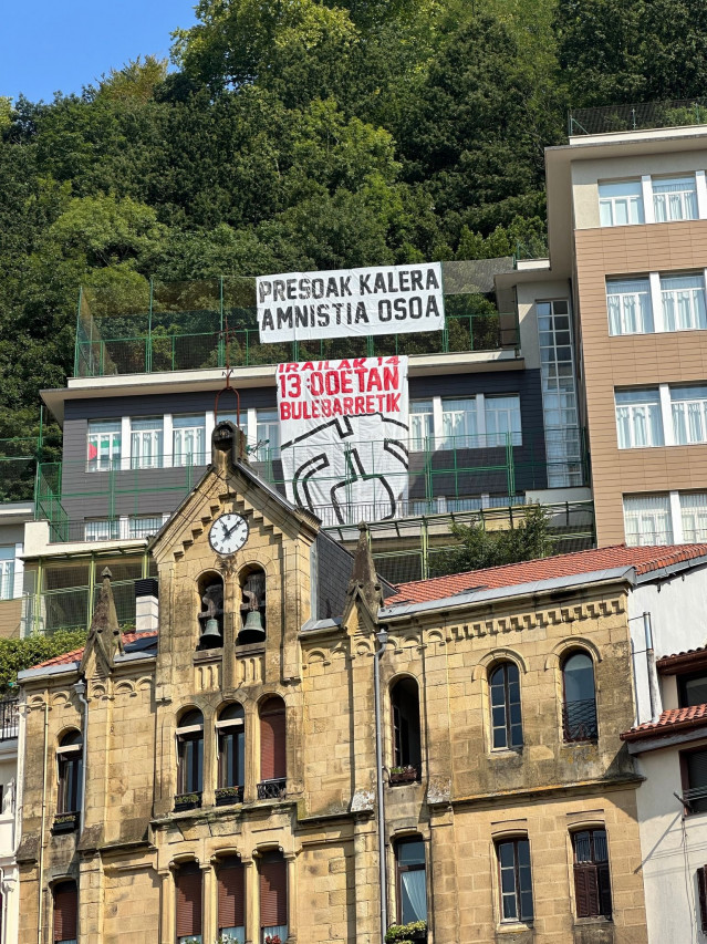 Carteles pidiendo la amnistia para los presos en un colegio de San Sebastián