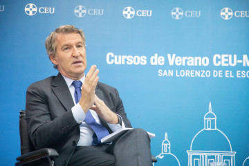 El presidente del Partido Popular, Alberto Núñez Feijóo, participa en un coloquio dentro de los cursos de verano de la Universidad CEU San Pablo, en el Real Centro Universitario Escorial - María C