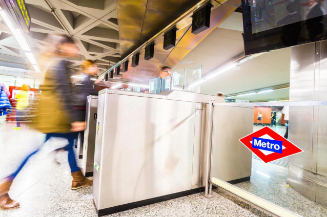Archivo - Tornos en una estación de Metro de Madrid