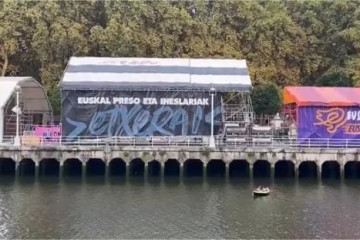 Txosna con pancarta de presos en Bilbao