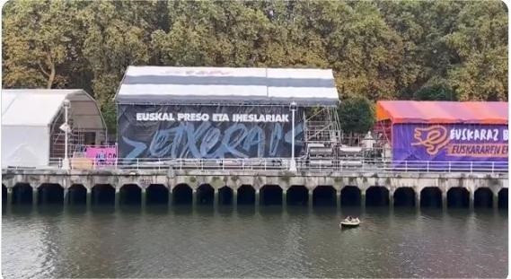Txosna con pancarta de presos en Bilbao