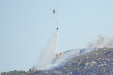 Medios aereos trabaan en la zona quemada del fuego de Tarifa. A12 de agosto de 2025. en Tarifa, Cádiz (Andalucía, España). Tras la reunión del Comité de Operaciones del Plan de Emergencia contra 