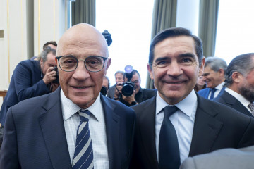 Archivo - El presidente del BBVA, Carlos Torres Vila (d), y el presidente del Banco Sabadell, Josep Oliu (i), durante la ceremonia de toma de posesión del nuevo gobernador del Banco de España, en el