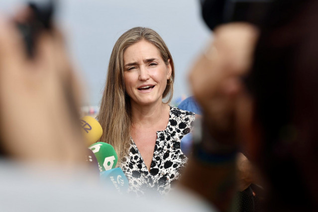 La vicepresidenta y ministra para la Transición Ecológica y el Reto Demográfico, Sara Aagesen  atiende a los medios tras la visita a la playa de Camposoto.