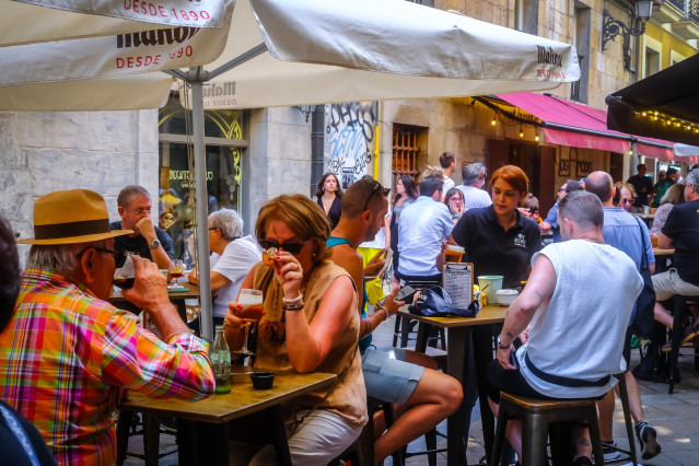 Varias personas en una terraza de un bar en Santander, a 10 de agosto de 2025, en Santander, Cantabria (España).