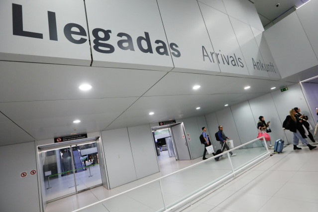 Archivo - Varios pasajeros llegan en el vuelo inaugural de la conexión Madrid-Región de Murcia, a 1 de diciembre de 2023, en Murcia, Región de Murcia (España).