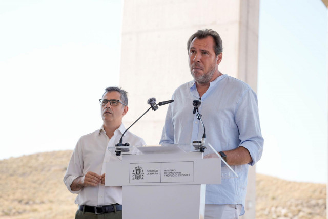 El ministro de Transportes, Óscar Puente, este miércoles en Almería durante una comparecencia informativa, y de fondo, el ministro de la Presidencia, Félix Bolaños.