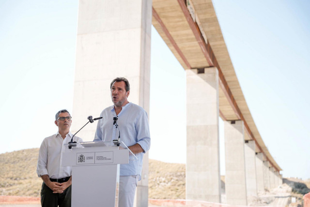 El ministro de Transportes, Óscar Puente, este miércoles durante su comparecencia informativa en Almería, y a su espalda, el ministro de la Presidencia, Félix Bolaños.