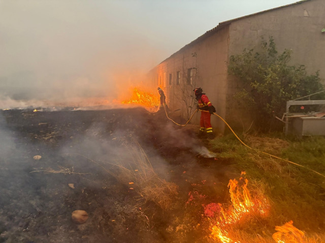 Nuevos desalojos en León y Zamora por el avance de los incendios de Molezuelas-Castrocalbón y Anllares