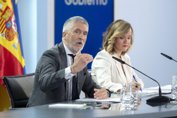 Archivo - El ministro de Interior, Fernando Grande-Marlaska y la ministra Portavoz, Pilar Alegría, durante una rueda de prensa posterior a la reunión del Consejo de Ministros, en el Palacio de La Mo