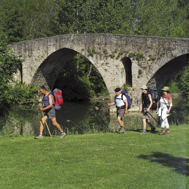Archivo - Peregrinos del Camino de Santiago junto al puente de la Magdalena.