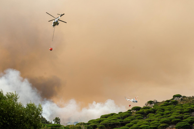 Aeronaves en el incendio del paraje La Peña. A 5 de agosto de 2025 en Tarifa, Cádiz (Andalucía, España). Los usuarios del camping Torre de la Peña en Tarifa, en la provincia de Cádiz, han sido evacuados de manera preventiva debido al incendio.
