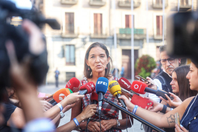 La portavoz del PSOE en el Ayuntamiento de Madrid, Reyes Maroto, atiende a los medios durante el acto de entrega de las Palomas de Bronce-Bomberos de Madrid, en la Casa de la Villa