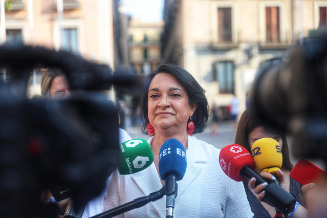 La concejala de Mas Madrid en el Ayuntamiento de Madrid, María Pilar Sánchez Álvarez, atiende a los medios durante el acto de entrega de las Palomas de Bronce-Bomberos de Madrid, en la Casa de la Villa, a 15 de agosto de 2025, en Madrid (España). Estas di