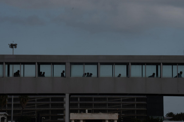 Archivo - Puente con pasajeros en el Aeropuerto de Barcelona