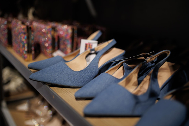 Archivo - Zapatos en una tienda.