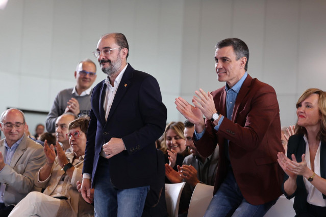 Archivo - El presidente del Gobierno, Pedro Sánchez (d), y el presidente de Aragón, Javier Lambán (i), durante un acto de precampaña en el Palacio de Congresos, a 18 de febrero de 2023, en Zaragoza, Aragón (España).