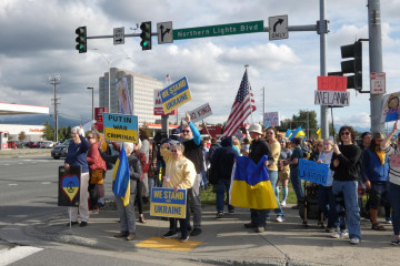 EuropaPress 6901985 14 august 2025 us anchorage people protest at crossroads ahead of meeting (1)