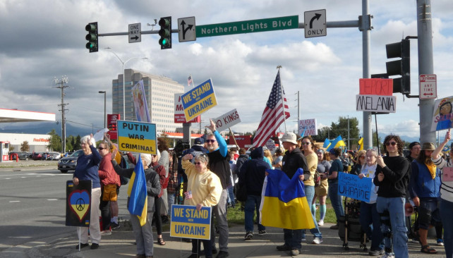 EuropaPress 6901985 14 august 2025 us anchorage people protest at crossroads ahead of meeting (1)