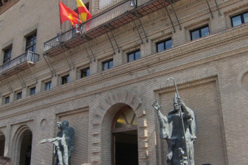 Archivo - Banderas a media asta en Ayuntamiento de Zaragoza en una imagen de archivo