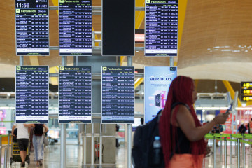 Archivo - Paneles de facturación de la Terminal T4 del Aeropuerto Adolfo Suárez-Madrid Barajas con motivo de la operación salida de inicios de agosto, a 28 de julio de 2023, en Madrid (España).