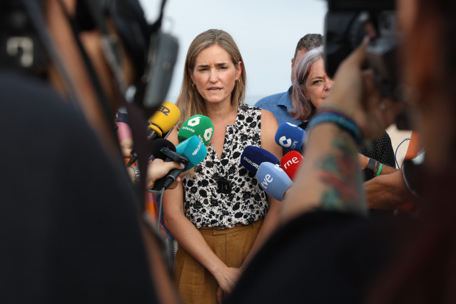 La vicepresidenta y ministra para la Transición Ecológica y el Reto Demográfico, Sara Aagesen  atiende a los medios en una visita a la playa de Camposoto (Cádiz). Imagen de archivo
