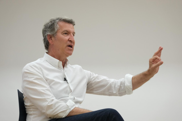 El líder del PP, Alberto Núñez Feijóo, en una entrevista con Europa Press en la sede del partido en Santiago de Compostela
