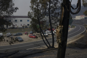 Vista de la Empresa Autoneum asedidada por el fuego, en A Rúa.