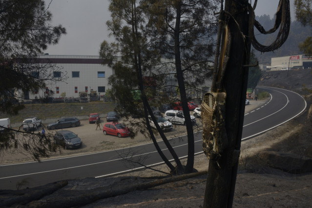 Vista de la Empresa Autoneum asedidada por el fuego, en A Rúa.