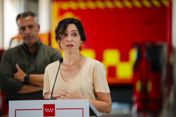 La presidenta de la Comunidad de Madrid, Isabel Díaz Ayuso, interviene durante su visita al Parque Central de Bomberos, a 17 de agosto de 2025, en Las Rozas, Madrid (España). Ayuso ha hecho balance 