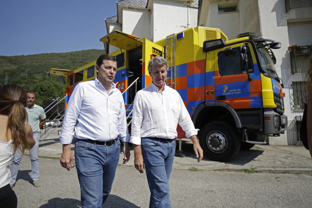 El presidente del Partido Popular, Alberto Núñez Feijóo (d), y el presidente de Castilla y León, Alfonso Fernández Mañueco (i), durante su visita al Puesto de Mando Avanzado de Palacios del Sil de la Junta de Castilla y León, a 15 de agosto de 2025.
