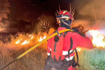 Una agente de la Unidad Militar de Emergencias (UME) trabaja en las labores de extinción del incendio, a 12 de agosto de 2025, en Tres Cantos, Madrid (España).