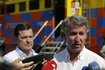 El presidente del Partido Popular, Alberto Núñez Feijóo (d), atiende a los medios, a 15 de agosto de 2025, en Palacios del Sil, León, Castilla y León (España).