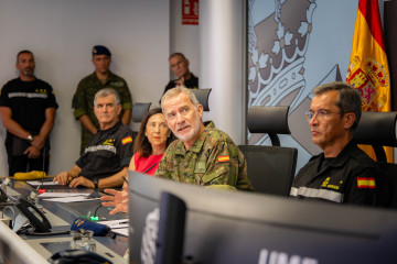 El Rey Felipe VI (c), junto a la ministra de Defensa, Margarita Robles, durante su visita al Cuartel General de la UME, a 17 de agosto de 2025, en Torrejón de Ardoz, Madrid (España).