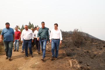 Pedro Sánchez visita la zona afectada por el incendio de Orallo en Villablino (León) acompañado por Fernández Mañueco