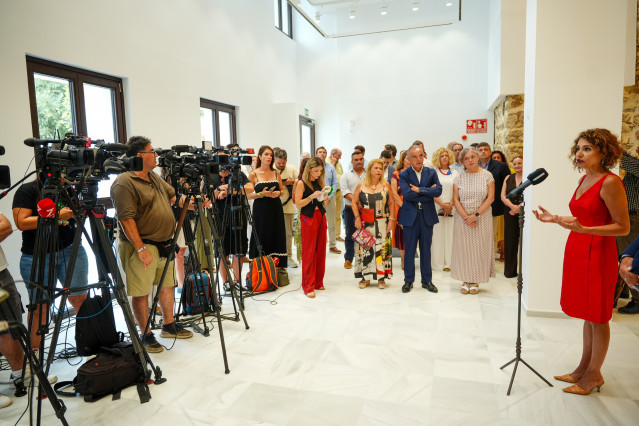 La vicepresidenta primera del Gobierno y ministra de Hacienda, María Jesús Montero, atiende a los medios en Rota (Cádiz).