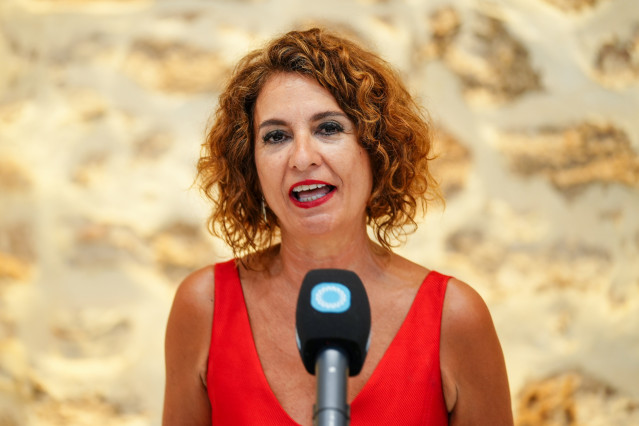 La vicepresidenta primera del Gobierno y ministra de Hacienda, María Jesús Montero, atiende a los medios en Rota (Cádiz).