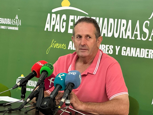 El presidente de APAG Extremadura Asaja, Juan Metidieri, en rueda de prensa