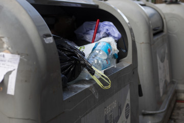 Archivo - Imagen de recurso de basura fuera de los contenedores