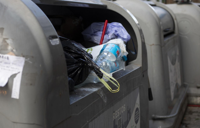 Archivo - Imagen de recurso de basura fuera de los contenedores